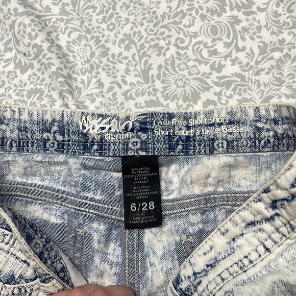 LOW RISE SHORTS WITH FLOWER PRINT - Picture 3 of 3